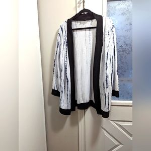 Floral Blooming cardigan / Coverup. XL. Navy, White And Black.